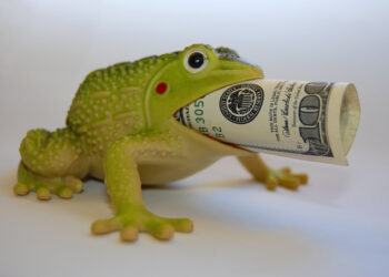 Тенге продолжает укрепляться: доллар в обменниках опустился до 500 тенге