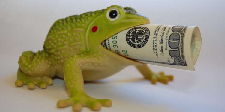 Тенге продолжает укрепляться: доллар в обменниках опустился до 500 тенге