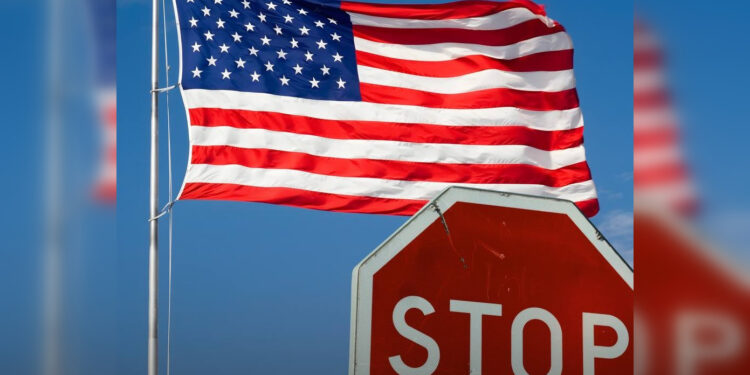 США полностью запретили въезд гражданам семи стран