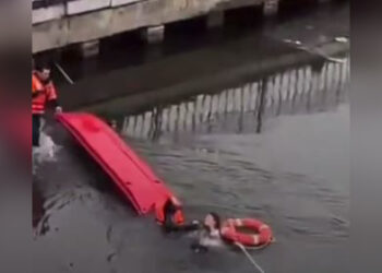 Женщина прыгнула в воду с моста в Астане: спасатели предотвратили трагедию