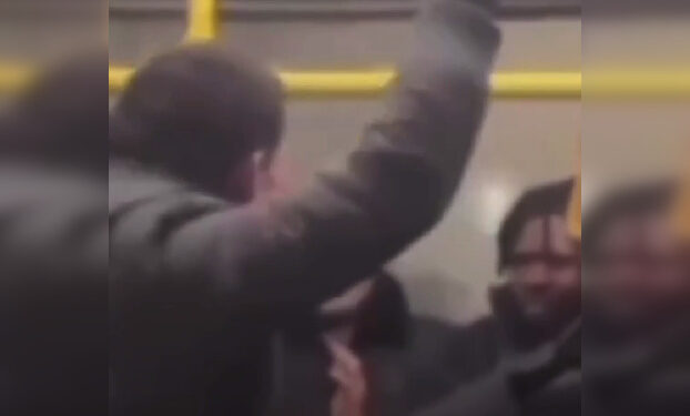 Агрессивный пассажир напал на иностранца в автобусе Алматы