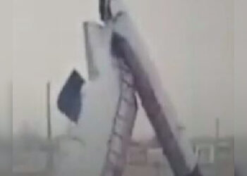 Сильный ветер сорвал башню и повредил линии электропередач в ЗКО (ВИДЕО)