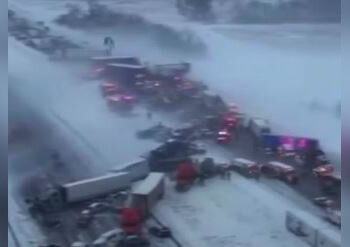 Около 50 машин попали в массовое ДТП из-за снегопада в США (ВИДЕО)
