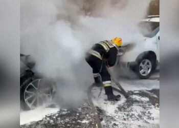 Два автомобиля загорелись в Алматы (ВИДЕО)
