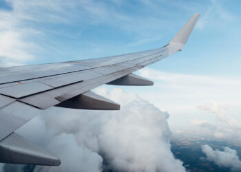 В Алматы из-за снегопада задерживаются и отменяются авиарейсы