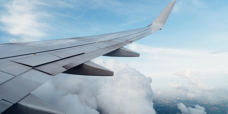 В Алматы из-за снегопада задерживаются и отменяются авиарейсы