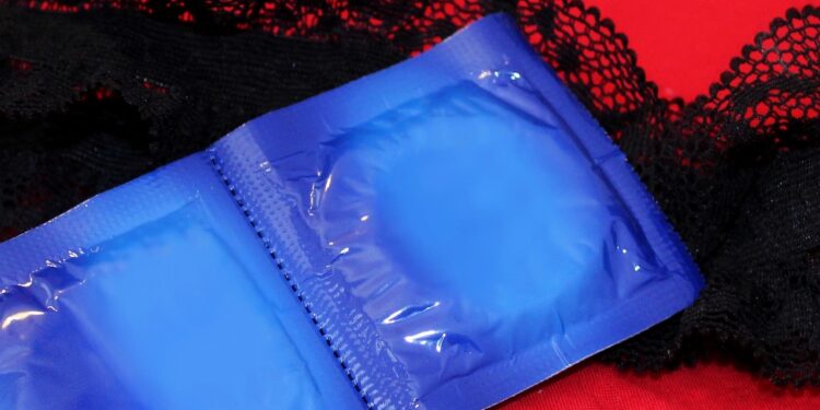 Угроза демографического кризиса? В Китае вводят налог на презервативы