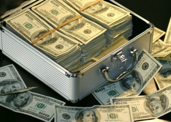 У Бажкеновой обнаружили крупную наличность дома и в офисе?