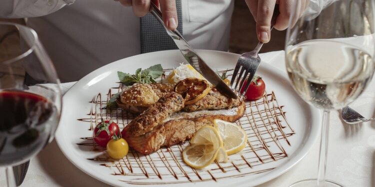 Я родилась в СССР: клиенту в ресторане объяснили нежелание обслуживать на казахском