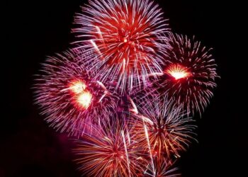 Алматинцы призывают отказаться от новогодних салютов на фоне сильного смога