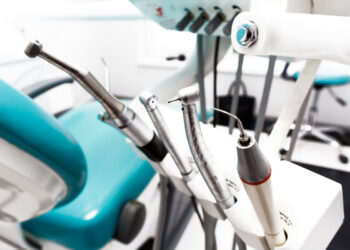 В суде выяснилось: директор клиники не знает стандартов оснащения кабинета стоматологии