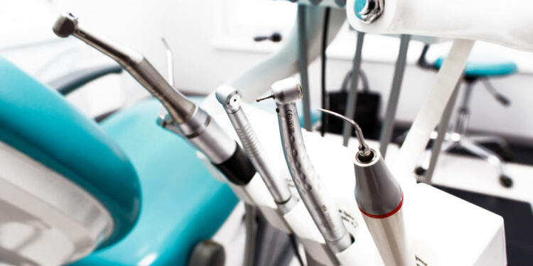 В суде выяснилось: директор клиники не знает стандартов оснащения кабинета стоматологии