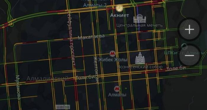 После землетрясения алматинцы массово покидают город: на дорогах пробки до 7 баллов