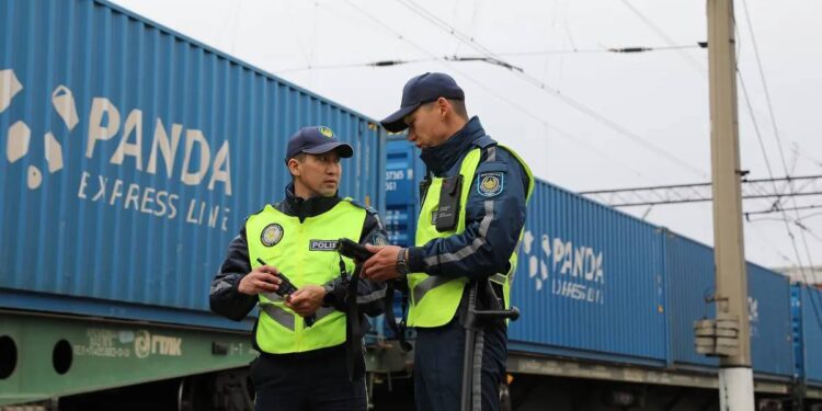 Четверо рабочих погибли под колесами поезда в Карагандинской области