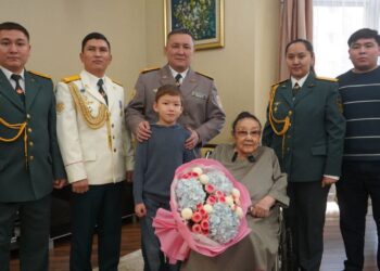 В Алматы военные поздравили Бибигуль Тулегенову с днём рождения и Днём Независимости