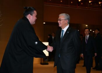 Токаев встретился в Токио с борцом сумо Ерсином Балтагулом