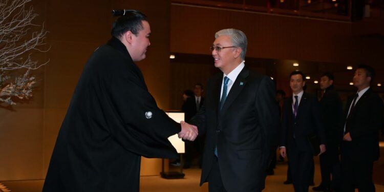 Токаев встретился в Токио с борцом сумо Ерсином Балтагулом