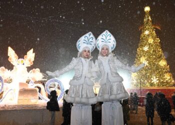 Главная новогодняя ёлка зажглась в Алматы (ВИДЕО)