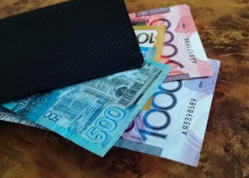 Казахстанцам рекомендуют не пользоваться наличкой и не поддерживать теневую экономику