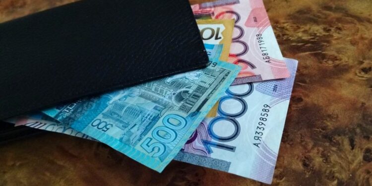 Казахстанцам рекомендуют не пользоваться наличкой и не поддерживать теневую экономику