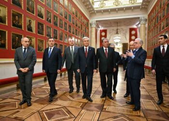 Путин провёл экскурсию по Эрмитажу для президентов стран СНГ (ВИДЕО)