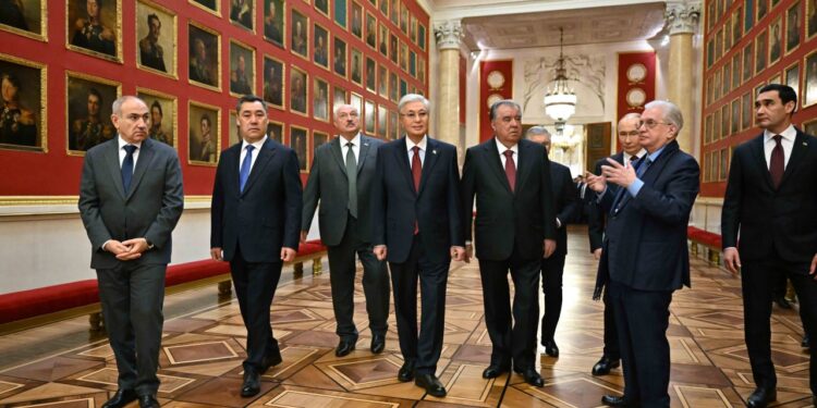 Путин провёл экскурсию по Эрмитажу для президентов стран СНГ (ВИДЕО)