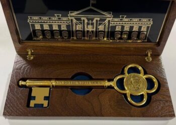 Трамп подарил Токаеву ключ от Белого дома и бейсболку с автографом