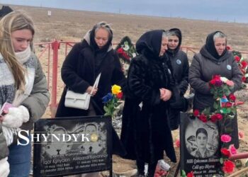 Родные погибших членов экипажа рейса AZAL почтили их память в Актау