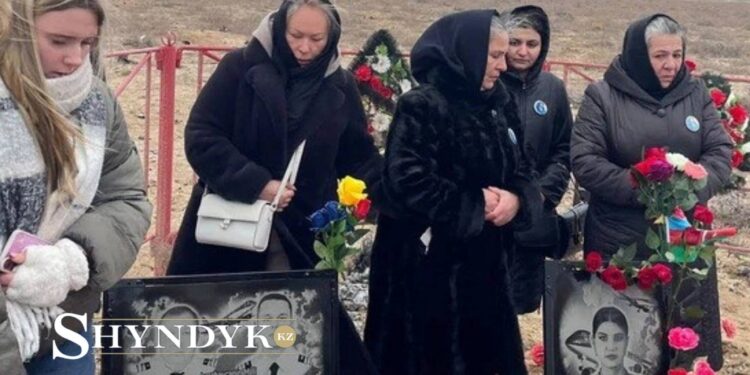 Родные погибших членов экипажа рейса AZAL почтили их память в Актау