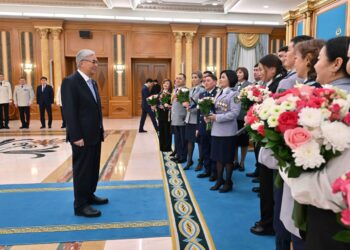 Токаев вручил ключи от квартир сотрудникам прокуратуры, Службы госохраны и МВД (ВИДЕО)