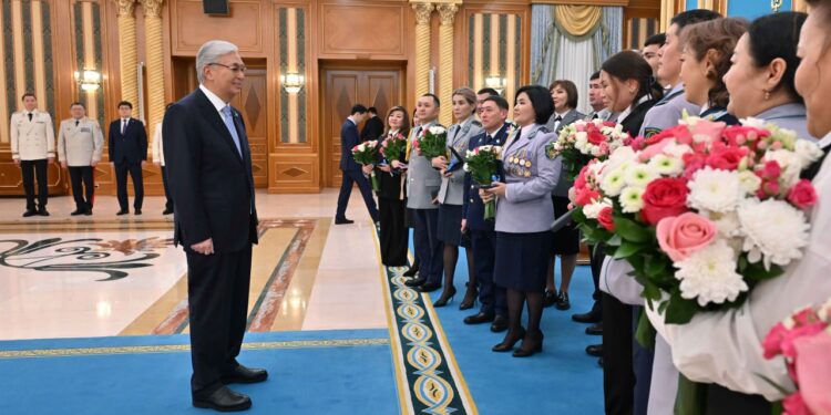 Токаев вручил ключи от квартир сотрудникам прокуратуры, Службы госохраны и МВД (ВИДЕО)