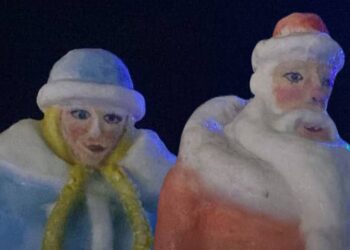 Брутальная Снегурочка: новогоднее оформление Степногорска рассмешило жителей (ВИДЕО)