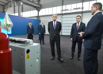 Президент осмотрел выставку обрабатывающей промышленности в Астане