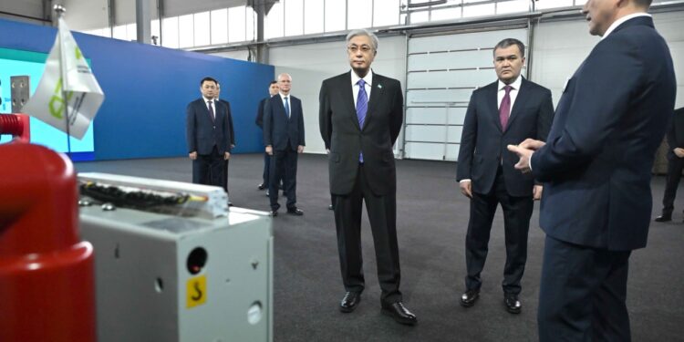 Президент осмотрел выставку обрабатывающей промышленности в Астане