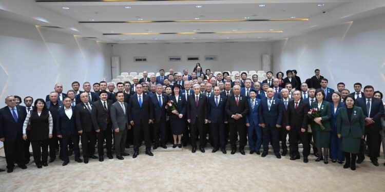 Токаев вручил награды жителям Жамбылской области