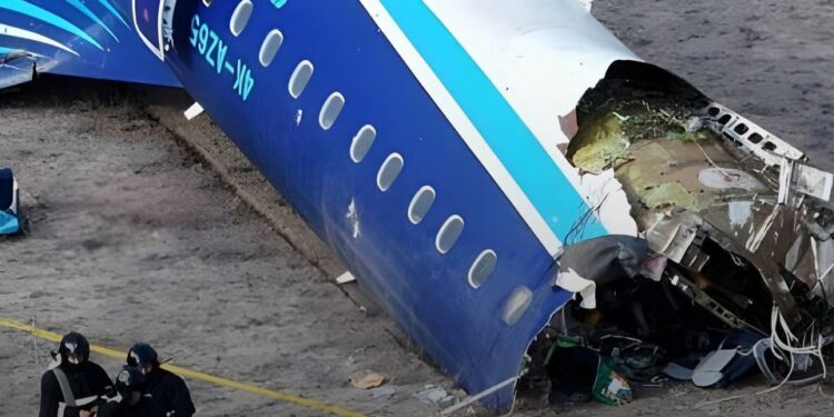 Разбившийся под Актау самолёт AZAL мог быть повреждён боевыми элементами