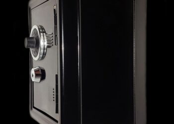 Украл сейф и сел в троллейбус: в Алматы задержали необычного вора (ВИДЕО)