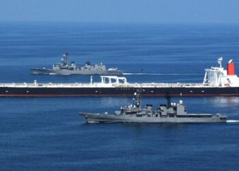 Венесуэла отправила военные корабли сопровождать танкеры после угроз США