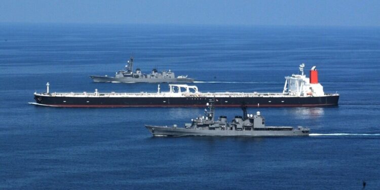 Венесуэла отправила военные корабли сопровождать танкеры после угроз США