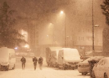 Астану завалило снегом: ветер и гололёд парализуют город (ВИДЕО)