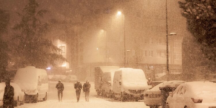 Астану завалило снегом: ветер и гололёд парализуют город (ВИДЕО)