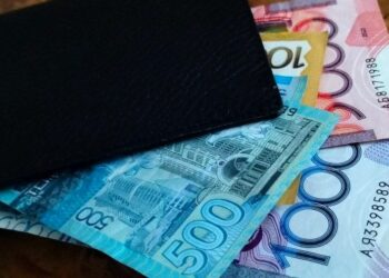 Каким специалистам предлагают зарплаты до 1,9 млн тенге? 