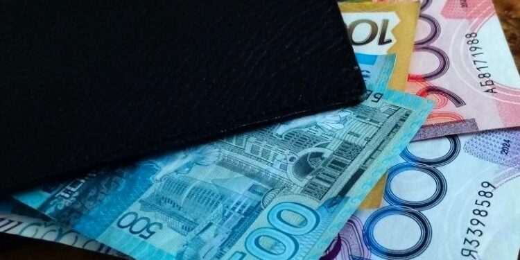 Каким специалистам предлагают зарплаты до 1,9 млн тенге? 