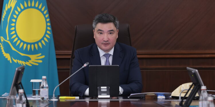 Бектенов объявил замечание главе KAZAKH INVEST за недоработки по инвестиционным проектам