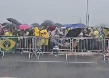 Более 70 человек пострадали от удара молнии на митинге в Бразилии (ВИДЕО)