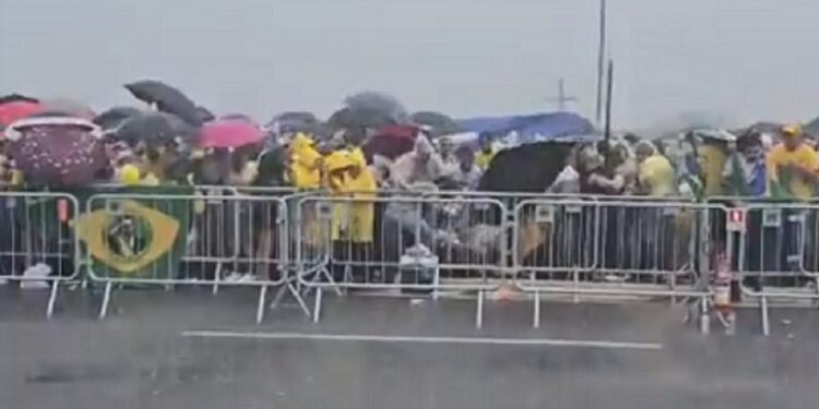 Более 70 человек пострадали от удара молнии на митинге в Бразилии (ВИДЕО)