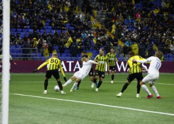 В купальниках из фильма «Борат»: троих иностранцев задержали на матче «Кайрат» — «Брюгге»