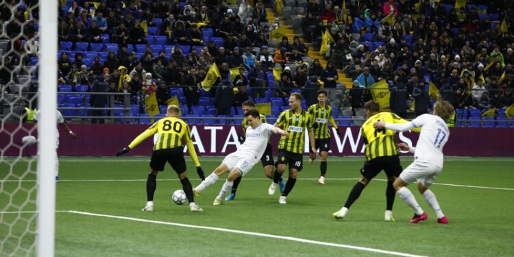 В купальниках из фильма «Борат»: троих иностранцев задержали на матче «Кайрат» — «Брюгге»