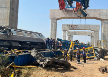 22 человека погибли: кран обрушился на скоростной поезд в Таиланде