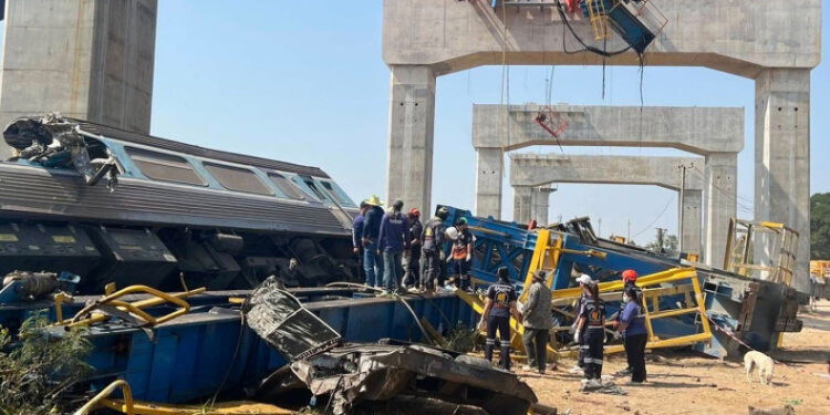 22 человека погибли: кран обрушился на скоростной поезд в Таиланде